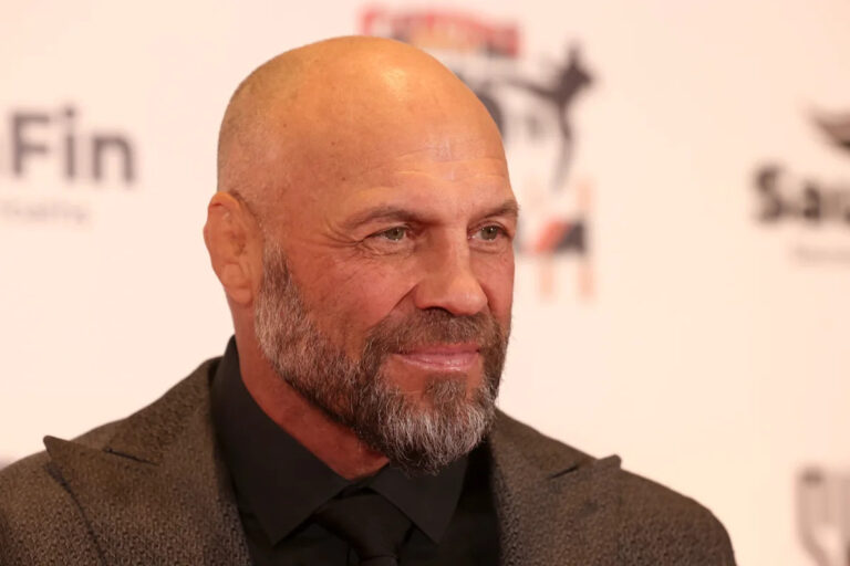 Legenda UFC Randy Couture je po pretekárskej havárii vysielaná do horiaceho centra