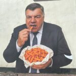 Sam Allardyce Immortalized Dudley so zábavnou nástennou maľbou, keď zje vrece hranoliek