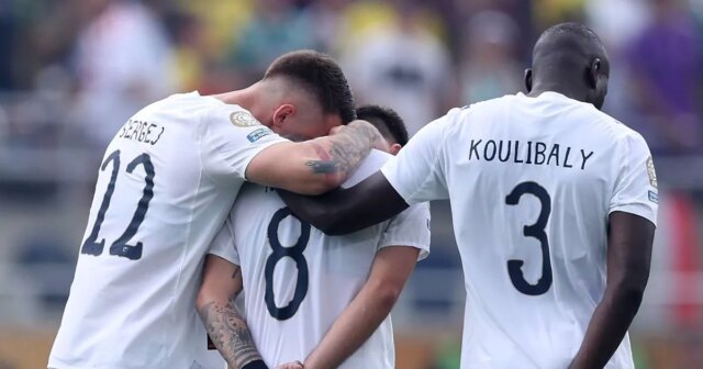Les amis proches de Diogo Jota se fondent en larmes pendant le premier match depuis la mort tragique

