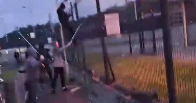 Les fans de football rivaux à Derry utilisent des «chauves-souris et des barres de fer» dans la bagarre majeure «pré-arrangée»
