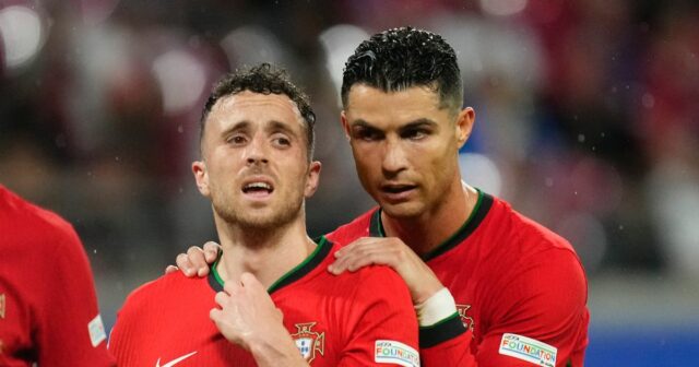 Les fans ont déconcerté à Cristiano Ronaldo manquant des funérailles de Diogo Jota en disant `` montrer le respect ''

