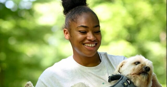 Les lionnes viennent de ramener le football à la maison pour leur arme secrète - et c'est adorable
