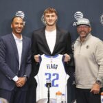 Dallas Mavericks Prezident basketbalových operácií a generálny riaditeľ Nico Harrison vľavo a hlavný tréner Jason Kidd, napravo, v prostredí pre fotografie s číslom 1 všeobecného výberu Cooper Flagg v centre, po tlačovej konferencii basketbalu NBA na inštalácii tímových praktík v piatok 27. júna 2025, v Dallase.