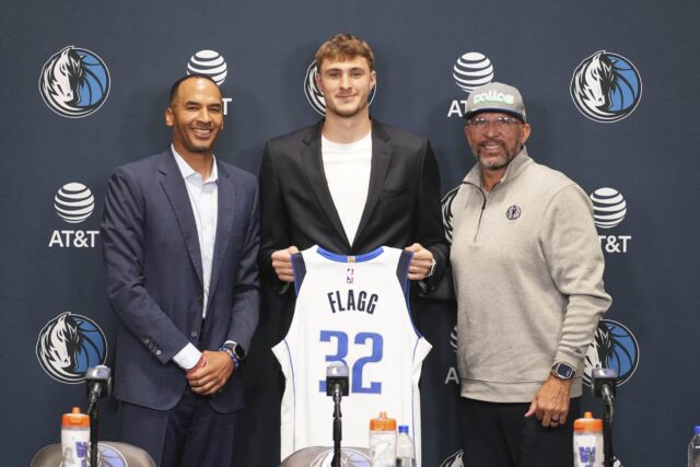 Dallas Mavericks Prezident basketbalových operácií a generálny riaditeľ Nico Harrison vľavo a hlavný tréner Jason Kidd, napravo, v prostredí pre fotografie s číslom 1 všeobecného výberu Cooper Flagg v centre, po tlačovej konferencii basketbalu NBA na inštalácii tímových praktík v piatok 27. júna 2025, v Dallase.