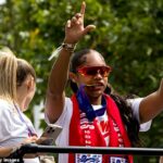 Khiara Keating, zobrazená v stredu v Lionessesovej prehliadke, bola zastrelená pokutou