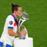 Lucy Bronze pobozkala trofej potom, čo pomohla Anglicku poraziť Španielsko, aby vyhrala euro
