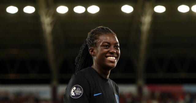 Lioness Super-Sub Michelle Armyemang je prepnutý na anglické hry hraním klavíra

