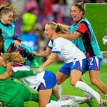 Lioness oslavuje dramatický pokutový kop, keď pozdraví hrdinská Hannah Hampton