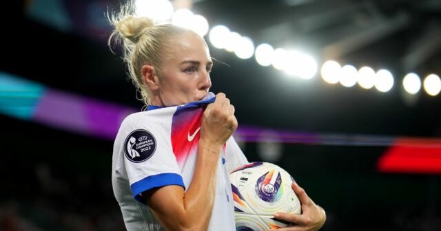 Lionesses Hviezda Alexa Greenwooda je bývalý hráč Premier League, ktorý mal odísť do dôchodku 29

