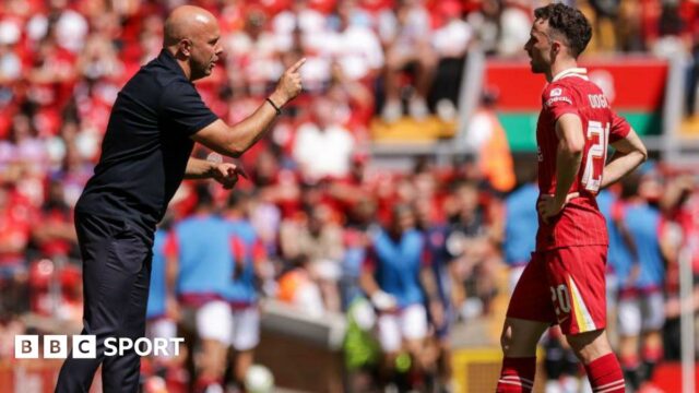 Arne Slot gives instructions to Diogo Jota