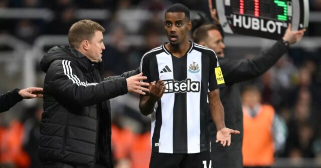 Liverpool 'Surveillant toujours' Alexander Isak malgré 79 millions de livres sterling Hugo Ekitike Signing
