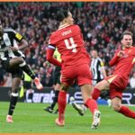 Alexander Isak v minulej sezóne oslavuje skóre proti Liverpoolu pre Newcastle