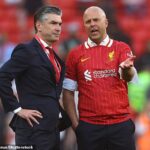 Liverpool obrátil svoju pozornosť na pridanie najlepšieho útočníka. Na obrázku: Športový režisér Richard Hughes (L) a hlavný tréner Arne Slot (R)