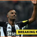 Alexander Isak reaguje počas hry Newcastle proti Evertonu