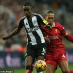 Liverpool údajne pristúpil k útočníkovi Newcastle United Alexander, ktorý podpísal Isaaka