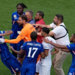 Luis Enrique zasiahne Chelsea hviezdy a necháva ho na podlahe, keď bojuje po finále svetového pohára v klube