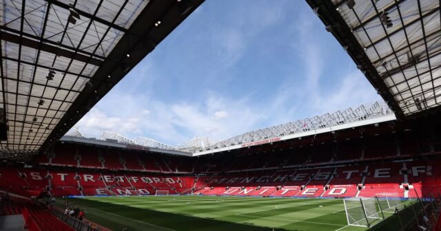 MAN UTD Fans de football les plus beaux et rivaux en deuxième position alors que l'interdiction des ordres Rocket
