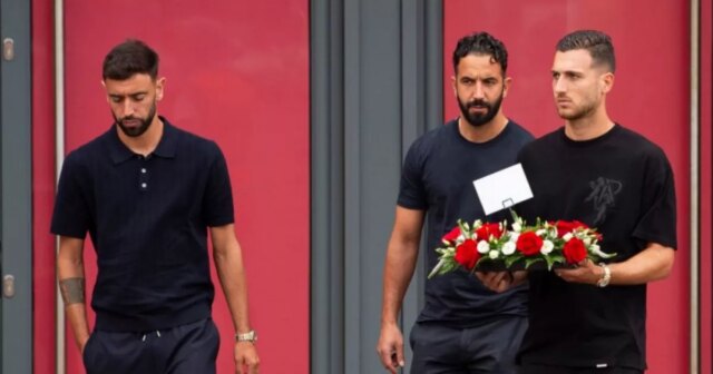 Man Utd Trio, vrátane šéfa Rubena Amorima ležiaceho na ceste cesty cesty cesty cesty patogo Tribute Anfield

