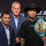Prezident propagácie TGB, Tom Brown (C), sa domnieva, že Manny Pacquiao (L) a WBC Champion Welterweight Mario Barrios (R) sú umiestnení počas tlačovej konferencie v MGM Grand Hotel &; Kasíno 16. júla 2025 v Las Vegas, sneženie.