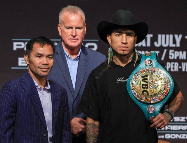 Prezident propagácie TGB, Tom Brown (C), sa domnieva, že Manny Pacquiao (L) a WBC Champion Welterweight Mario Barrios (R) sú umiestnení počas tlačovej konferencie v MGM Grand Hotel &; Kasíno 16. júla 2025 v Las Vegas, sneženie.