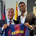 Marcus Rashford dal ikonické barcelonské tričko po spustení MAN UTD Exit