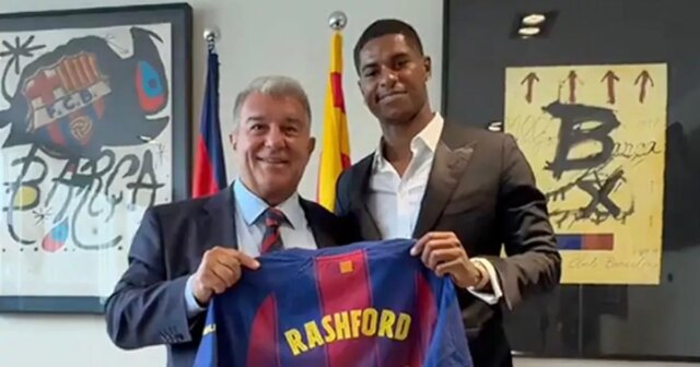 Marcus Rashford dal ikonické barcelonské tričko po spustení MAN UTD Exit

