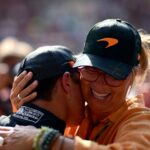 Matka Landa Norrisa, Cisca, prijme McLarenov vodiča po zabezpečení polohy pólu pre F1 belgický GP