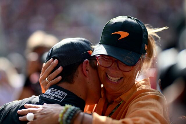 Matka Landa Norrisa, Cisca, prijme McLarenov vodiča po zabezpečení polohy pólu pre F1 belgický GP

