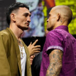 Las Vegas, NV - 03. februára: (LR) Olovo Oponents Dustin Poirier a Max Holloway Face po vážení počas oficiálnej hmotnosti UFC 143 v Centre udalostí Mandalay Bay 3. februára 2012 v Las Vegas v Nevade.