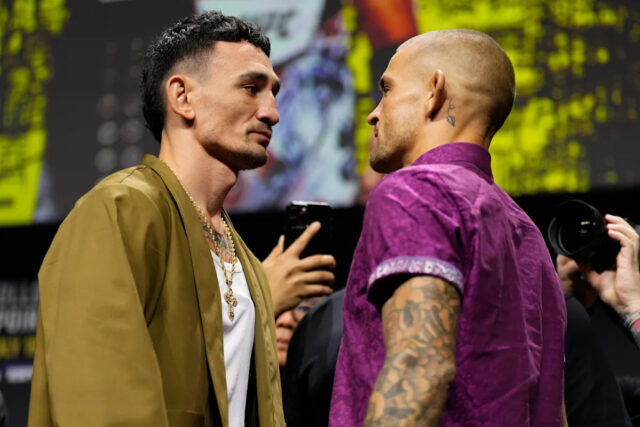 Las Vegas, NV - 03. februára: (LR) Olovo Oponents Dustin Poirier a Max Holloway Face po vážení počas oficiálnej hmotnosti UFC 143 v Centre udalostí Mandalay Bay 3. februára 2012 v Las Vegas v Nevade.