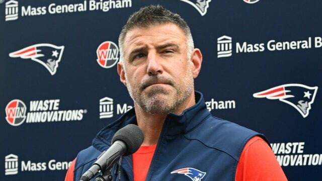 Mike Vrabel nadáva reportéra Boston Globe za to, že sa opakovane kladie rovnaká otázka

