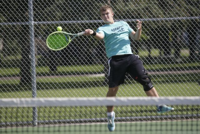 Mitchell's Cooper Star Tvrdí bežec - Urobte v Aberdeen Tennis Tournament - Mitchell Republic

