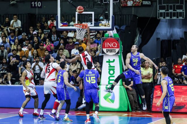 San Miguel Been's You Tautaa Dunks počas koša vo finále filipínskeho pohára PBA proti TNT TNT TNT Tropang 5G. Kôš bol neskôr zrušený.