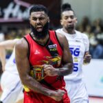 Tautaa de San Miguel Bemen počas zápasu 2 finále Philipine Cup PBA proti TNT TNT TNT Tropang 5G.