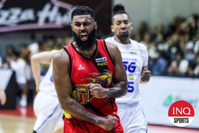 Tautaa de San Miguel Bemen počas zápasu 2 finále Philipine Cup PBA proti TNT TNT TNT Tropang 5G.