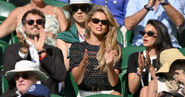 Model, ktorý oznamuje obdobie škvrny od krvi vo Wimbledone

