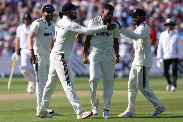 Mohammed Siraj eliminuje Zak Crawleyho za 19

