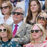 Bývalá austrálska premiérka Julia Gillard (vľavo vľavo) bola vyobrazená vo štvrtok popoludní pred Sir Steven Fry v Kráľovskej krabici vo Wimbledone