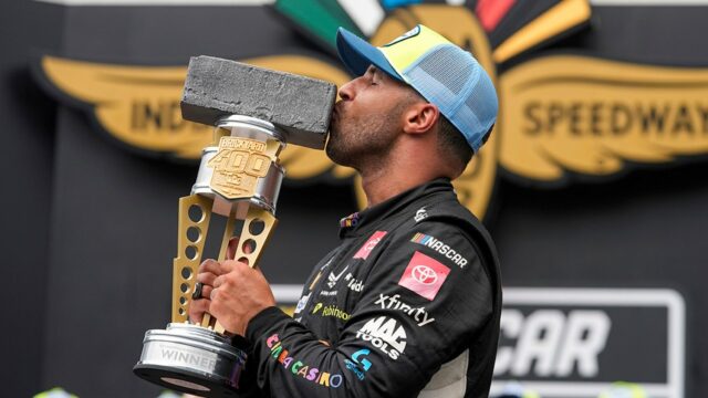 NASCAR: Bubba Wallace sa stáva prvým čiernym vodičom, ktorý vyhral Brickyard 400

