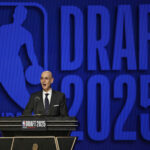 Kurátor NBA, Adam Silver, oznamuje začiatok prvého kola basketbalového projektu NBA, stredu 25. júna 2025 v New Yorku.