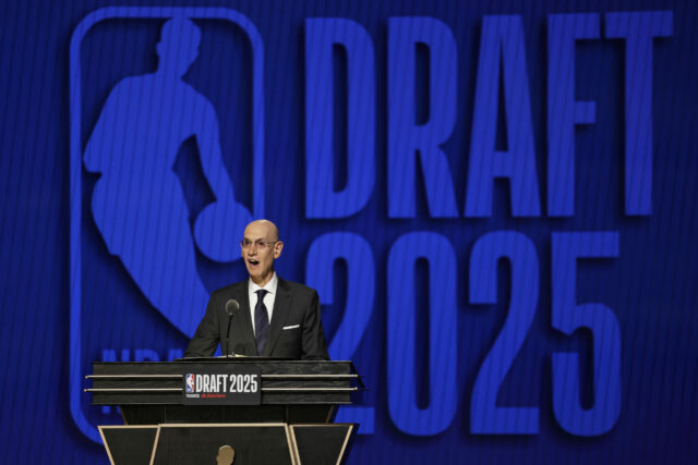 Kurátor NBA, Adam Silver, oznamuje začiatok prvého kola basketbalového projektu NBA, stredu 25. júna 2025 v New Yorku.