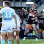 Zlaté pobrežie viedlo v zápase 20-16 so štyrmi minútami v zápase, ale hviezda Tigers Adam Douheii (na obrázku) neskoro víťazná sila