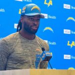 Najee Harris z Chargers drží zranenie očí pri nehode s ohňostrojmi