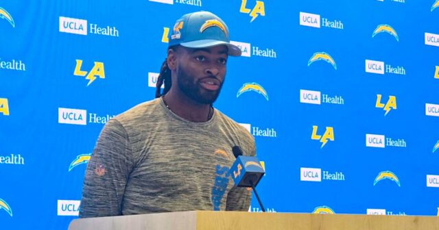 Najee Harris z Chargers drží zranenie očí pri nehode s ohňostrojmi

