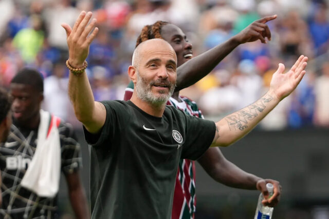 Manažér Chelsea Enzo Maresca reaguje na porážku Fozena v klubových svetových pohári vo východnom Rutherforde v štáte NJ, utorok 8. júla 2025 (AP Photo / Frank Franklin II)