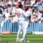 Vzrušenie z očakávaní krúžky okolo Pána, keď Jofra Archer dáva čiapku na sudcu svojej čiapky, keď sa vracia do bowlingu