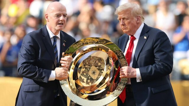 FIFA -prezident Gianni Infantino a americký prezident Donald Trump zdieľal trofej