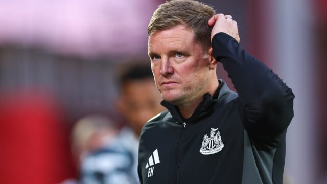 Londýn, Anglicko -6: Aaron Ramsdale z Southamptonu uznáva fanúšikov pred Kick -ffom počas zápasu Premier League medzi Tottenham Hotspur FC a Southampton FC na štadióne Tottenham Hotspur 6. apríla 2025 v Londýne v Anglicku. (Foto: Rob Newell - Camerasport/CameraSport prostredníctvom Getty Images)