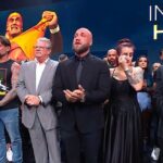 Mnoho Hoganovho syna Nicka sa pripojilo k hviezdam WWE k svojmu otcovi pred pondelok v noci surové úcty