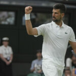 Novak Djokovic v Srbsku reaguje po tom, čo vyhral bod proti Alexandre Mullerovi z Francúzska počas jeho prvého zápasu mužských singlov na majstrovstvách tenisu vo Wimbledone v Londýne v utorok 1. júla 2025.